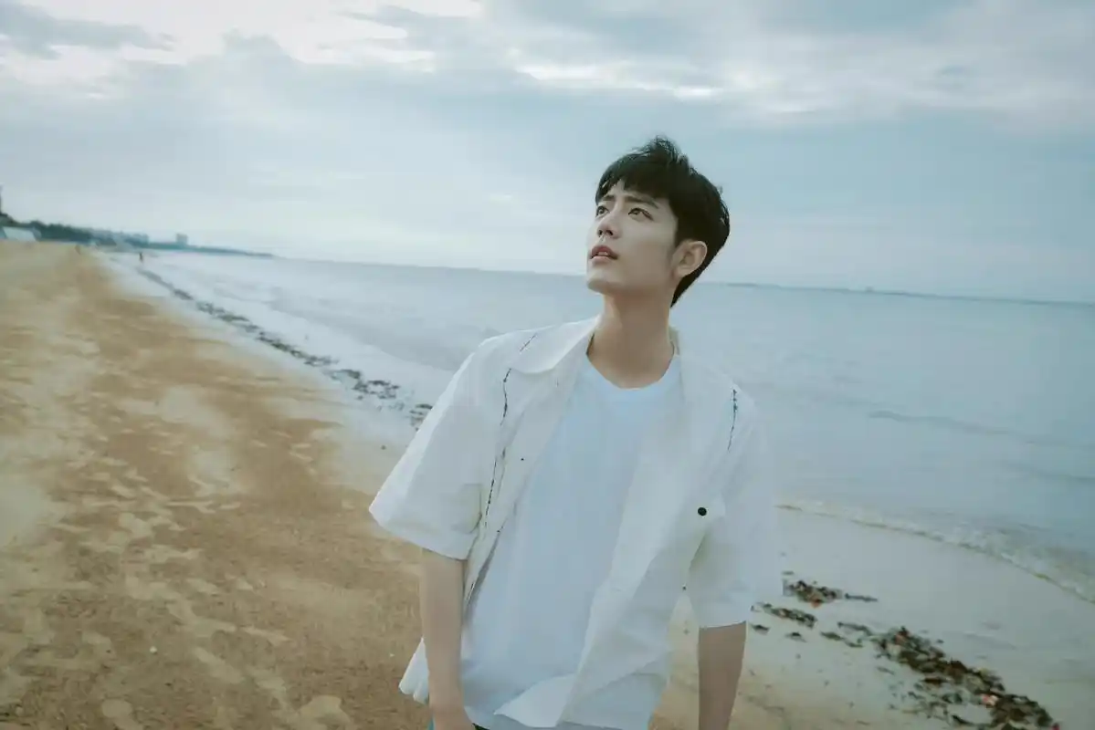 肖战海边氛围感写真,白衬衫牛仔裤好清爽
