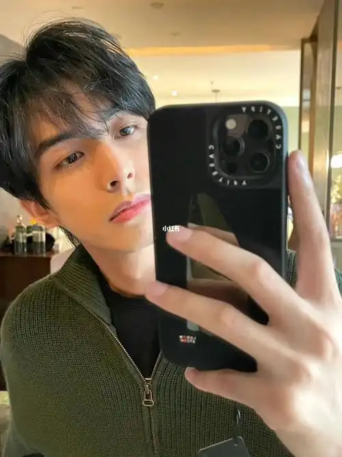 宋威龙的原相机自拍绝了好吧