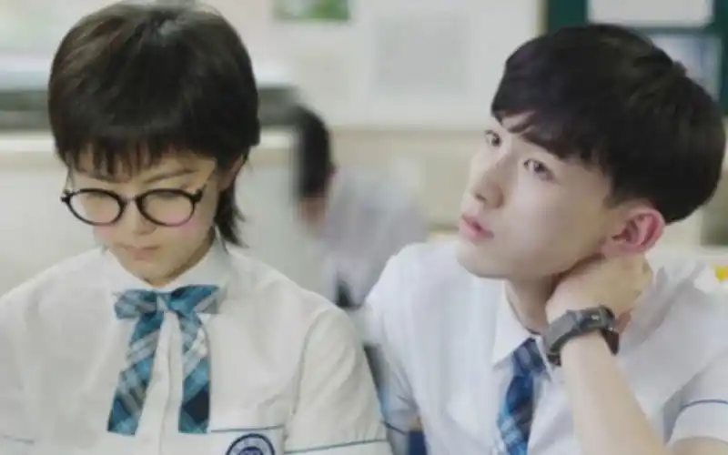 《少年派》钱三一和母亲吵架出走,妙妙收留三一,两人感情升温