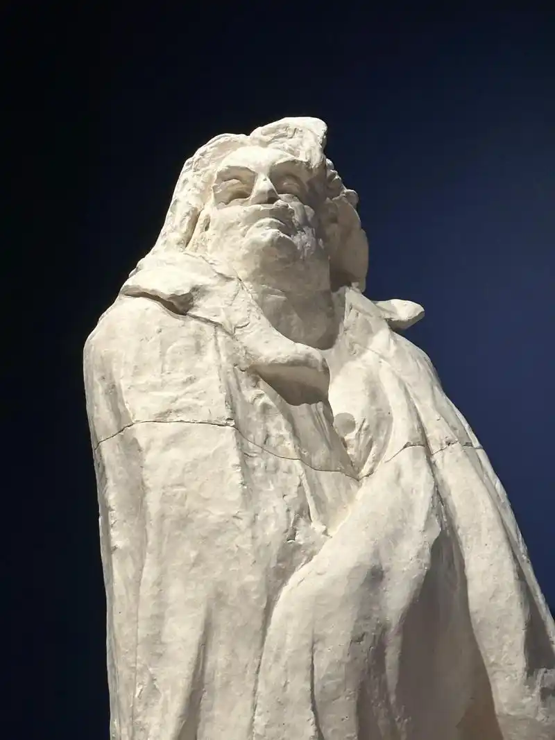 具有很多故事的雕塑《巴尔扎克》是法国雕塑家大师罗丹先生的倾心 -