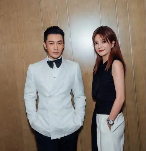 黄晓明,赵薇久违同框,两人穿搭造型太默契,和baby都没这么甜