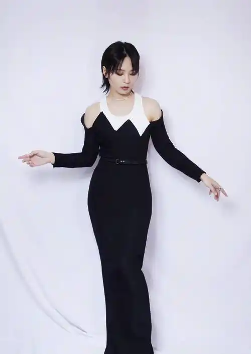 周笔畅越来越有女人味,金色亮片连体裤舞台上劲歌热舞,时尚到胃_感觉