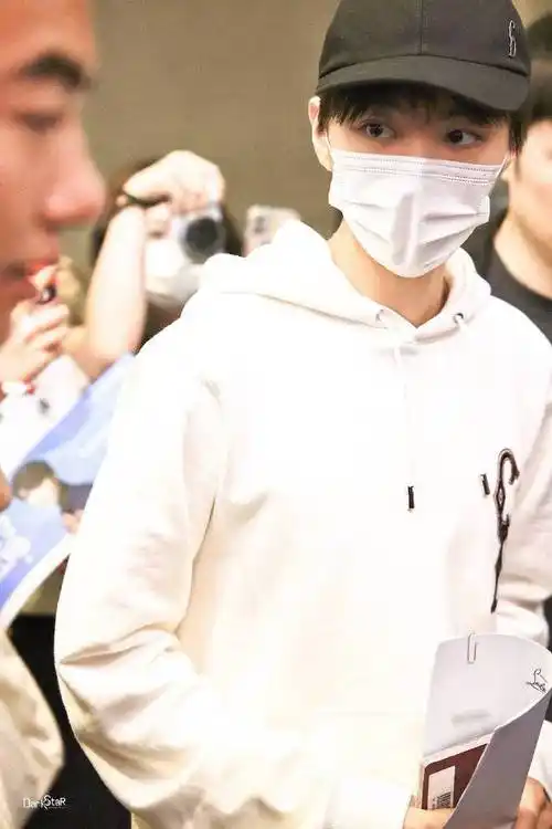 王俊凯和巴黎机场大屏上的王俊凯同框