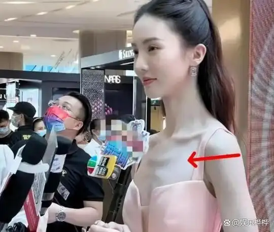 由于体型过于纤细,她的脸颊也显得不可避免地凹陷,给人一种苍老憔悴的