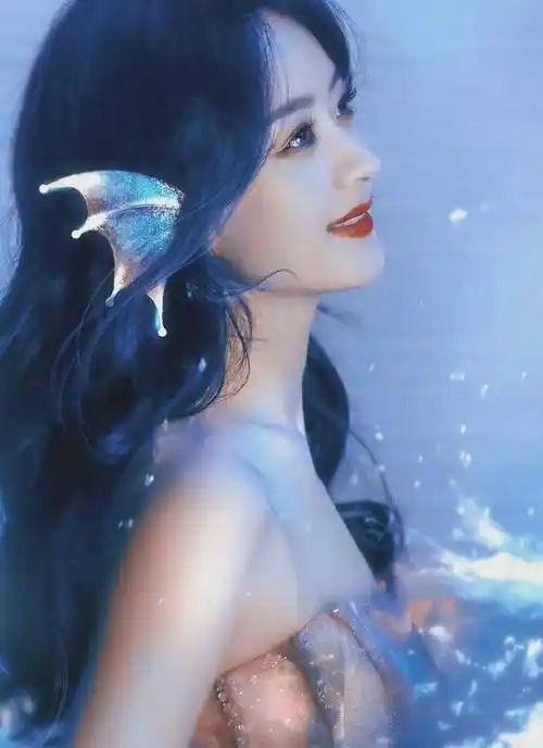赵丽颖人鱼公主造型写真,身穿湖蓝色亮片长裙,波浪飘逸优雅_时尚