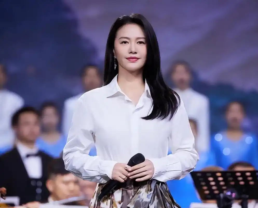 回顾歌手谭维维:父亲早逝,无法接受母亲的新恋情,婚姻让她变柔软