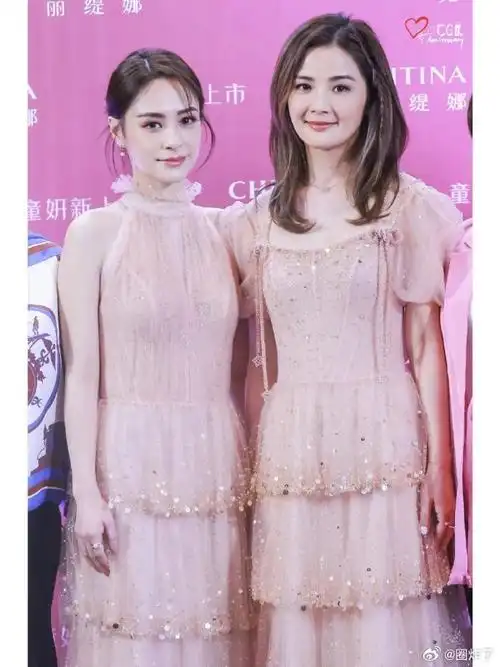 左边是阿娇,43岁,身高160cm