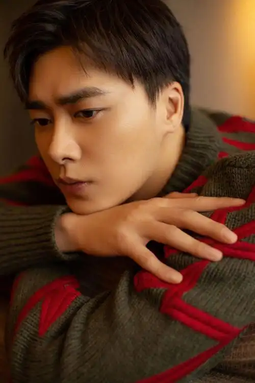 简介:李易峰忧郁帅气写真图片,分享一组李易峰图片给大家,图中的明星