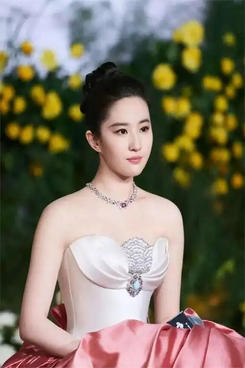 36岁刘亦菲现状曝光,网友羡慕:不结婚,不合群,养了60