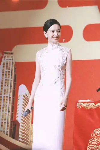 佟丽娅穿白色旗袍亮相活动优雅大方女人味十足简直是仙女下凡啊