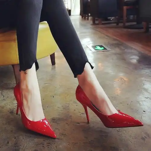 绑带款的高跟鞋是现在的当红炸子鸡,拯救了无数的无脚后跟星人,看