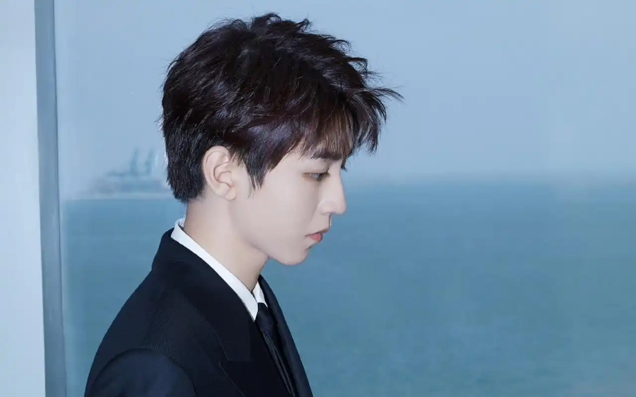 王俊凯帅气西装写真桌面壁纸