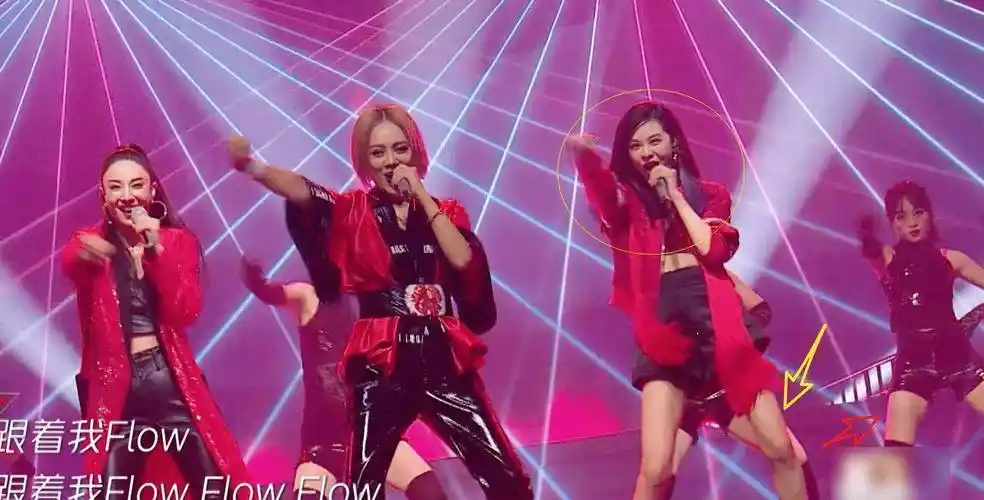 在第二次公演时,和宁静,郑希怡一组的郁可唯,因为表演的歌曲是《flow