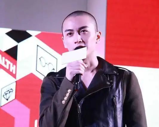 李易峰作为曾经的流量担当,如今也是在低调转型,他的这一张光头自拍照