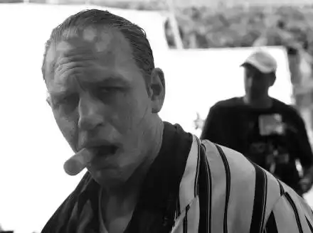 《方索》片场的汤姆·哈迪,叼烟大佬