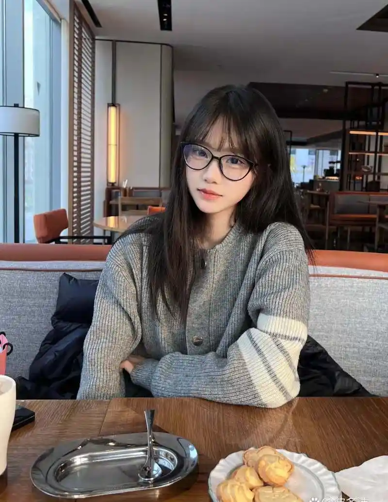 戴眼镜的女生根本吃不饱