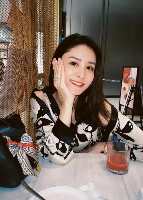 林峯忙拍戏娇妻张馨月与梁烈唯合伙开豪车店提三万元包仍被嘲