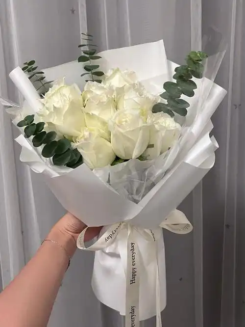 白玫瑰花束七夕尝试自己包花送给朋友