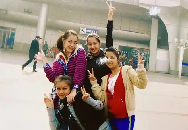 迪丽热巴15岁新疆歌舞团合影