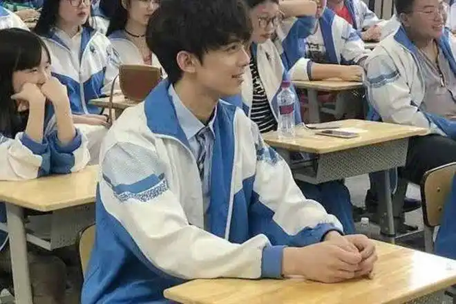 中国校服为什么这么丑学生党不满吐槽学校却表示很委屈