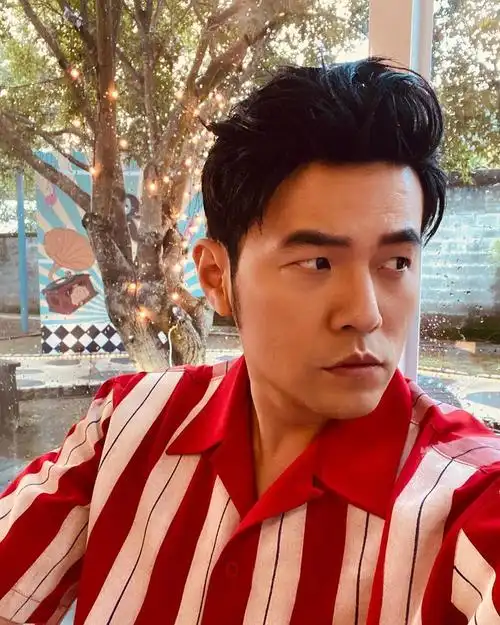 周杰伦ins更新自拍05小公主虽然这回没喝奶茶但你是真的胖了