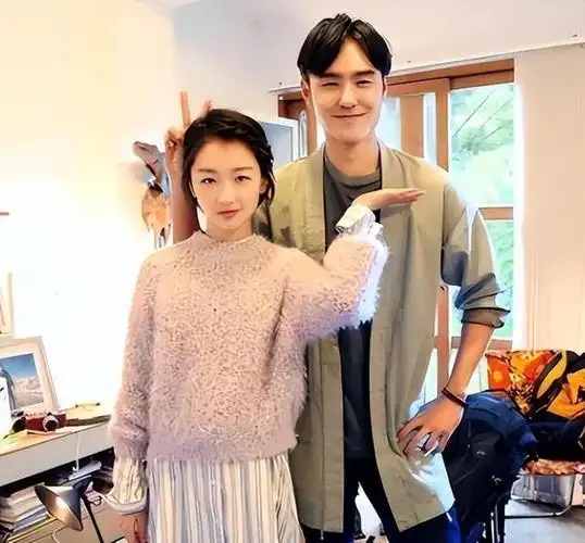 男主林更新……每次出演一部新剧,周冬雨似乎都会有一个新的"男朋友"