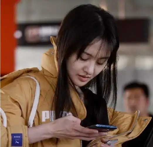 郑爽纯素颜近距离抓拍,无美颜待遇后,这脸"暗疮"真实过头了