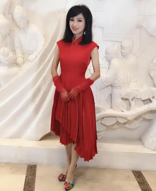 64岁米雪又美了,穿刺绣长裙优雅精致,舞姿曼妙好身材惹人羡