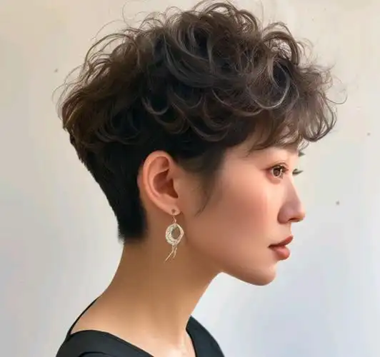 女士发型别乱整,最美还是全头烫,蓬松瘦脸显发量|烫发|脸型|发尾|波波