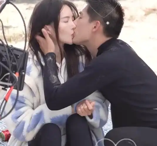 金晨王安宇沙滩上深情热吻两人忘我气氛浪漫现场甜蜜太暧昧