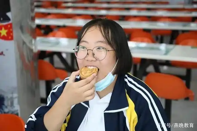 衡水二中巧手做月饼欢乐迎中秋