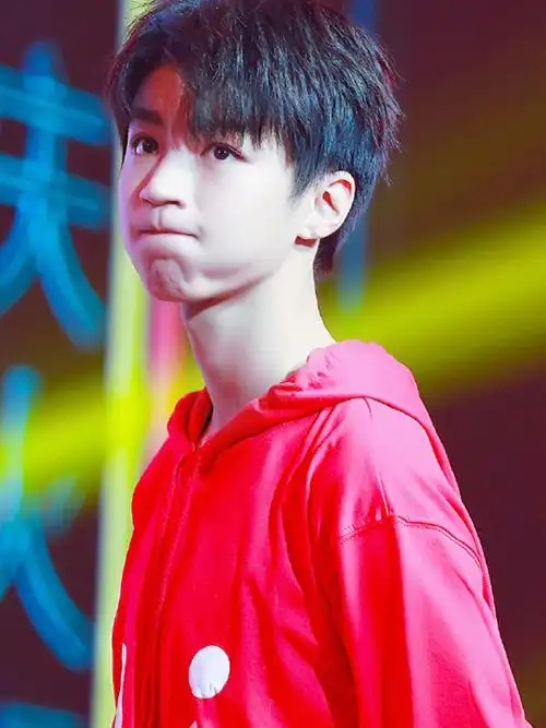 有种可爱叫王俊凯微笑,180度抿嘴笑一般人驾驭不了,这谁顶得住?