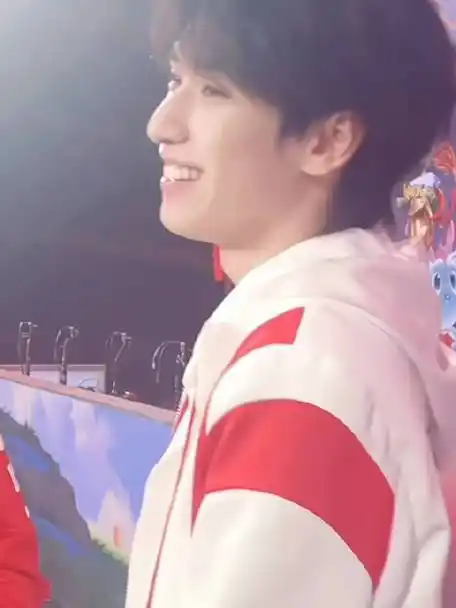 插兜站那边笑得好腼腆96@时代少年团-严浩翔玩得开心就好,赢了比赛