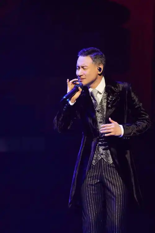 张学友首唱《情书》与《我真的受伤了》_演唱会_巡回_舞台