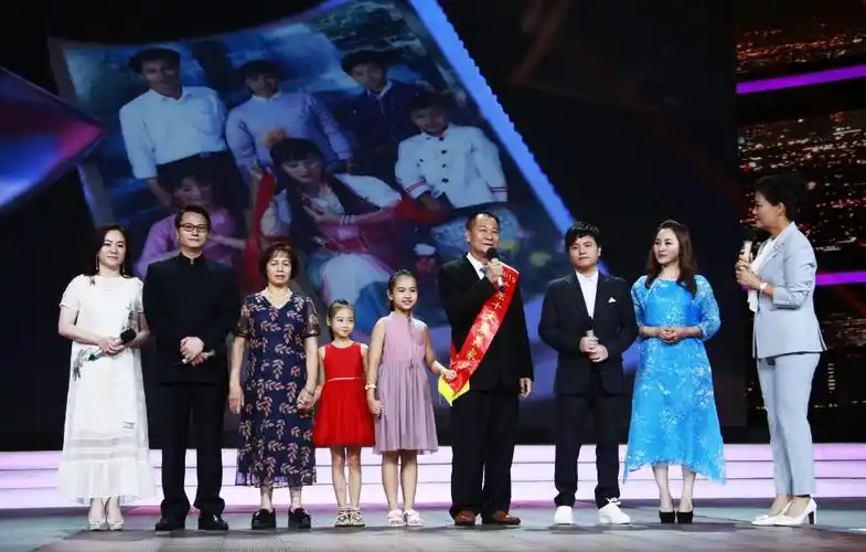 歌手郑源一家荣获2019广东十大最美家庭