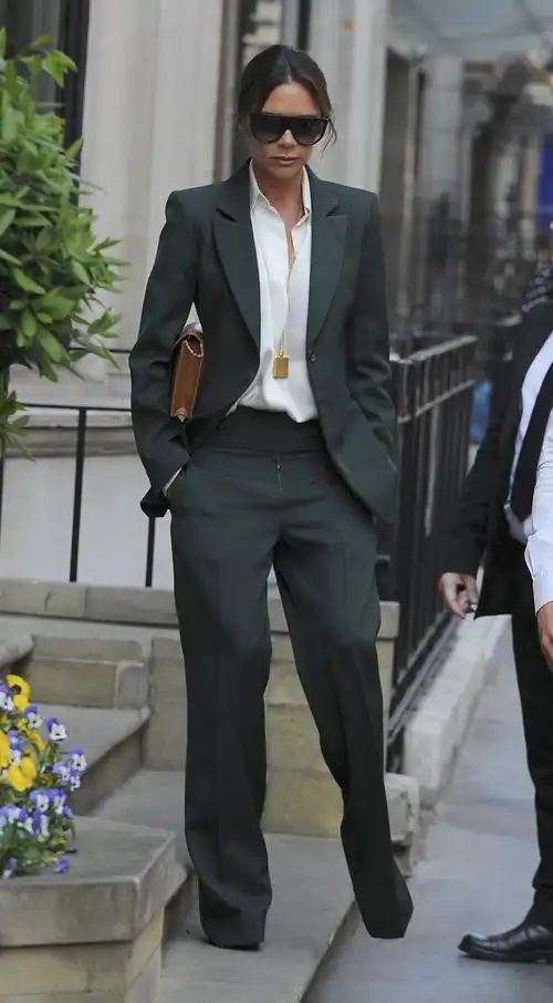 贝嫂伦敦街头街拍,这套西服非常地中性化了!