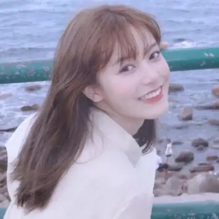 显得很干净的女生头像面带微笑很甜美的样子