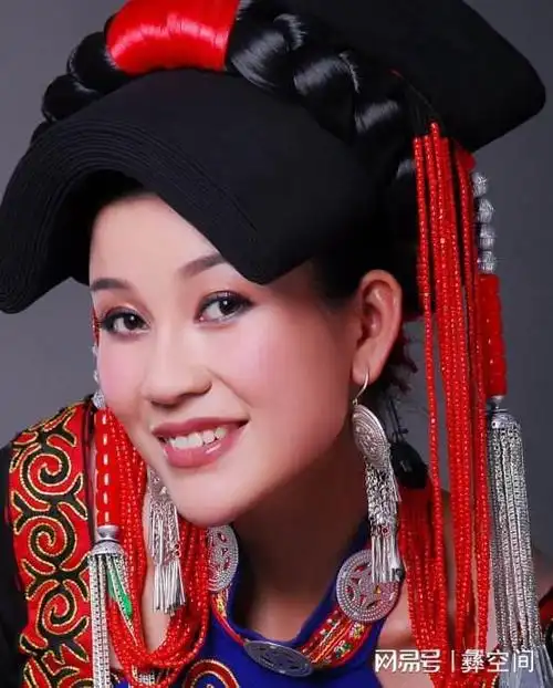 尔古阿呷,普格人,2002年"四川省少数民族艺术节"独唱银奖;2005年