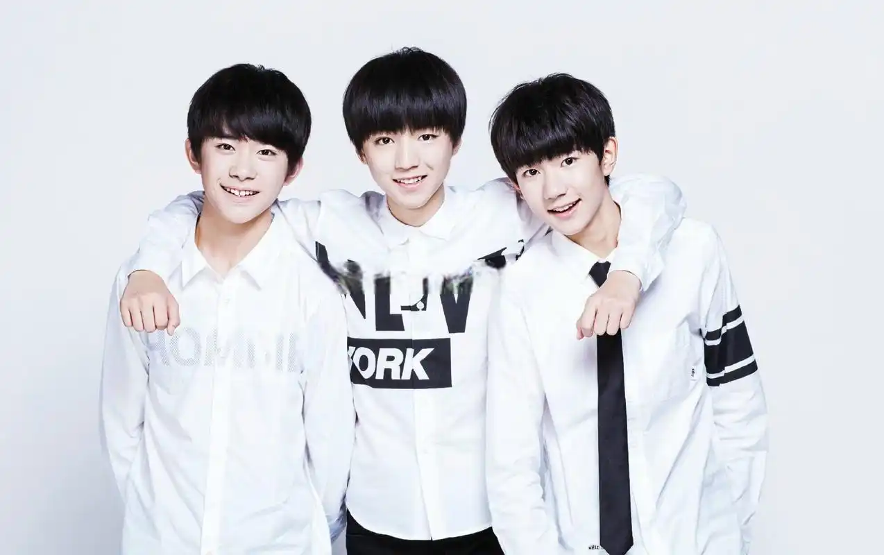 王俊凯:这俩孩子,我从小抱到大[微笑]  #tfboys搂肩# #王俊凯王源易烊