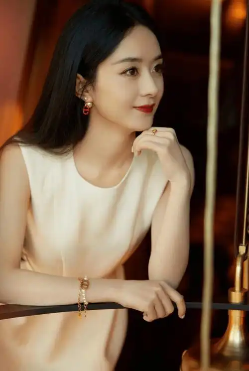 赵丽颖穿白色太美了,一身小白裙配红色发带,又知性又甜美_衣服_设计