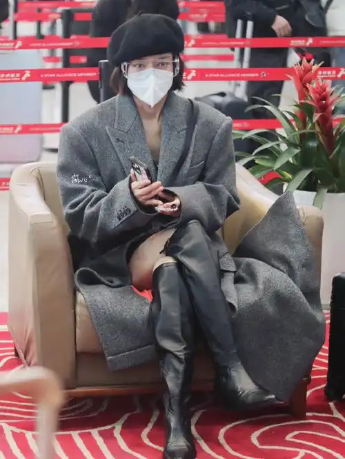 秦岚今日机场私服穿搭,笔直廓形大衣内搭皮质连衣裙和长筒靴,又酷又飒
