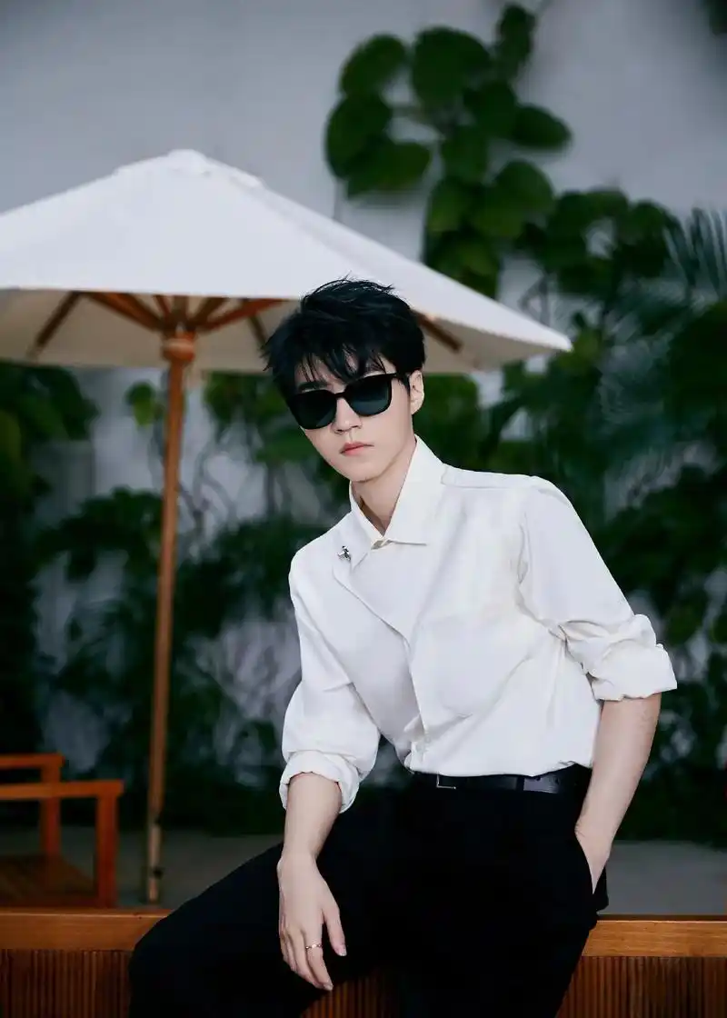 白衬衫77黑裤子77墨镜,好拽!#王俊凯 - 抖音