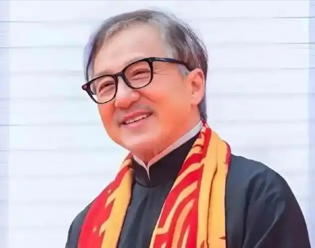 成龙近照曝光,花白头发胡子显苍老,网友感叹岁月催人老!