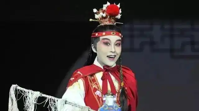 有贾宝玉的束发紫金冠↓↓↓▲昆曲《长生殿》唐明皇与杨玉环有象征着