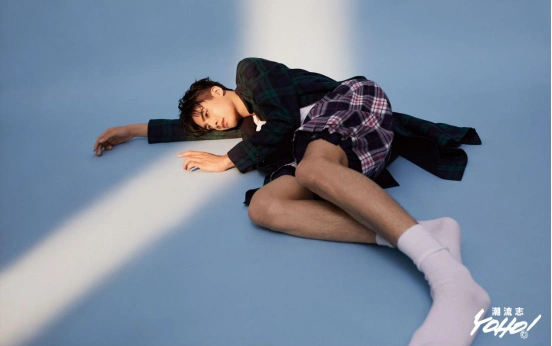 宋威龙yoho潮流志开年封面曝光演绎经典格子诱惑