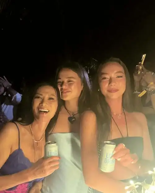 邓文迪带女儿出席前夫婚礼!离婚越活越年轻,"向上社交"全靠情商