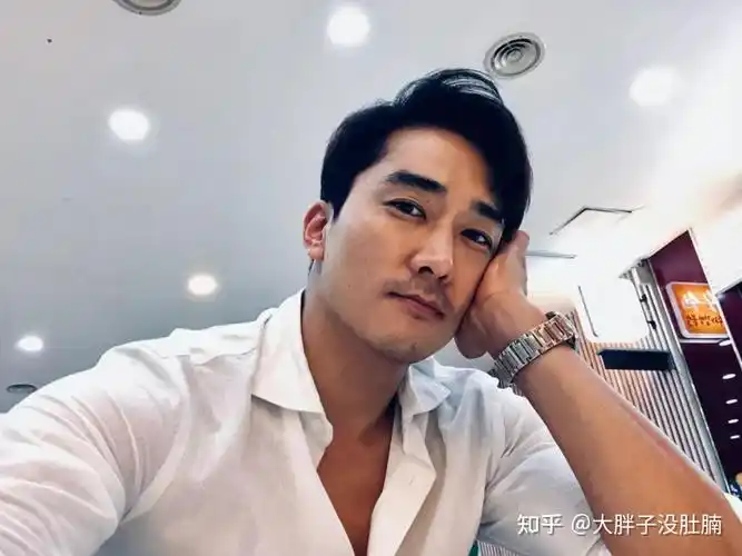 46岁宋承宪胖到下巴失踪,疑似为戏增肥,网友:只剩油腻感 - 知乎