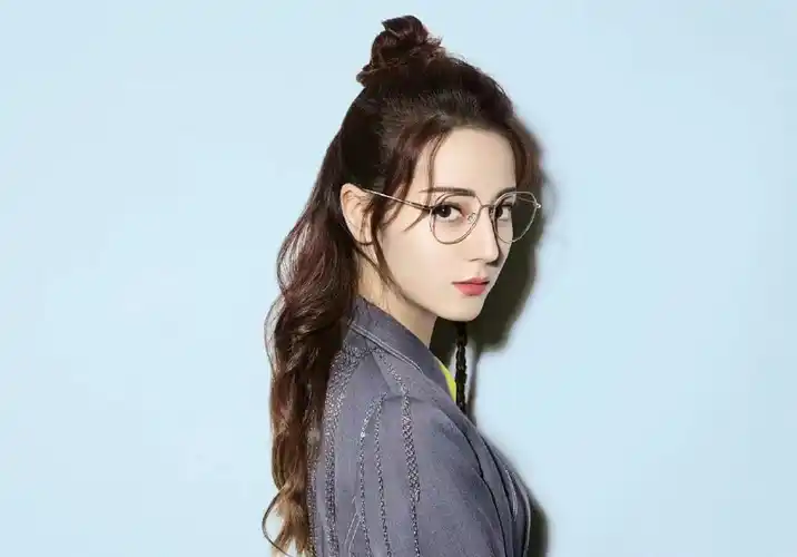 女明星金丝边眼镜造型大赏,你觉得哪位明星变化最大呢?