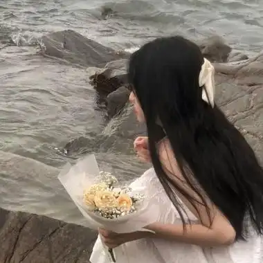 女生拿花头像唯美图片