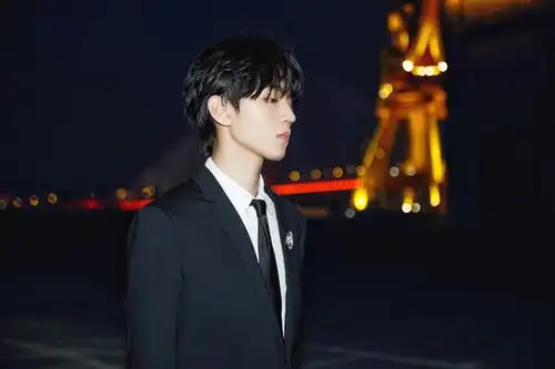 霸道总裁王俊凯黑色西装帅气写真